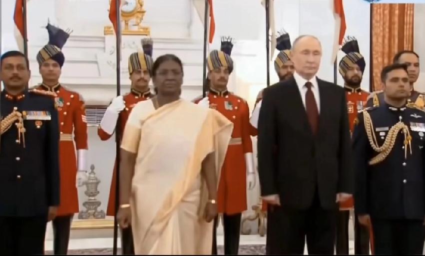普京在俄乌战争胜出的时刻，访问印度，受到印度政府高规格接待，印度总理莫迪亲自到机