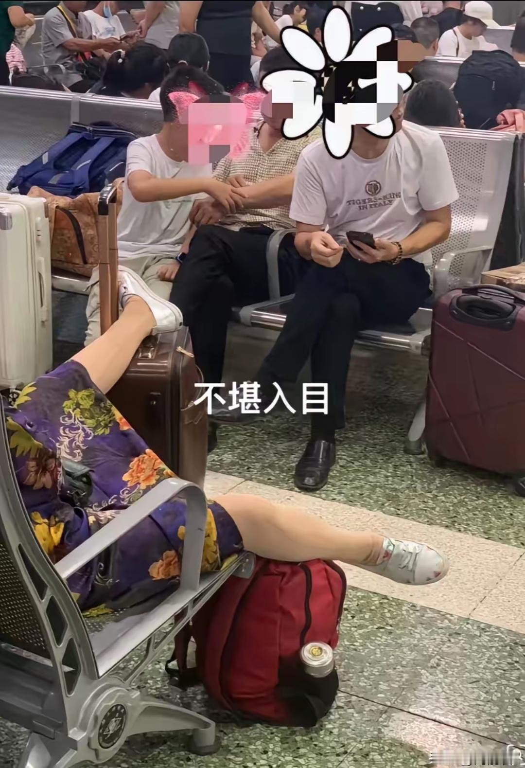 大姨这是彻底放飞自我了！忘了自己是在公共场所吗？全然不顾其他的人目光，看把对面那