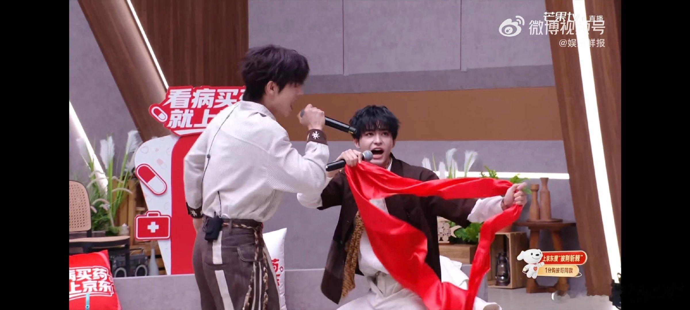 曾辉张卓尔演哪吒支持孙楠曾辉唱小哪吒给孙楠加油魔童组合上线，一开口欢乐氛围直接拉