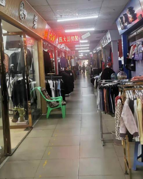 为什么唯独在我们中国，电商彻底干趴了实体店？这么说吧，同样的东西，网上卖300，