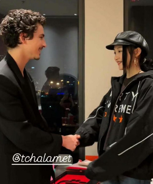 关晓彤甜茶同框合照甜茶关晓彤同框合照 ins快拍更新，跟甜茶握手合影！ 