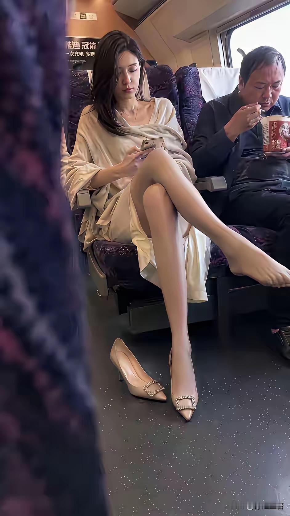 晒图笔记大赛高铁邻座对面，一眼就看上她，该怎么跟她说