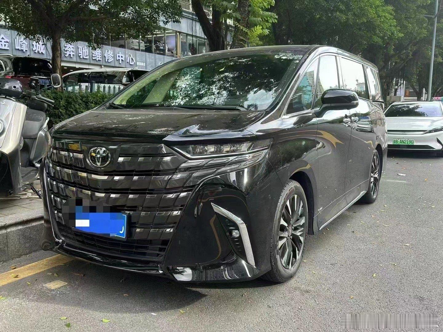 埃尔法臻享版，带车衣，真好看。 ​​​