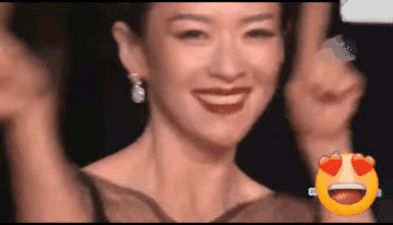 杨幂在章子怡面前气势一下子就没了，好乖巧的感觉，章子怡随着音乐大方舞动，杨幂不敢