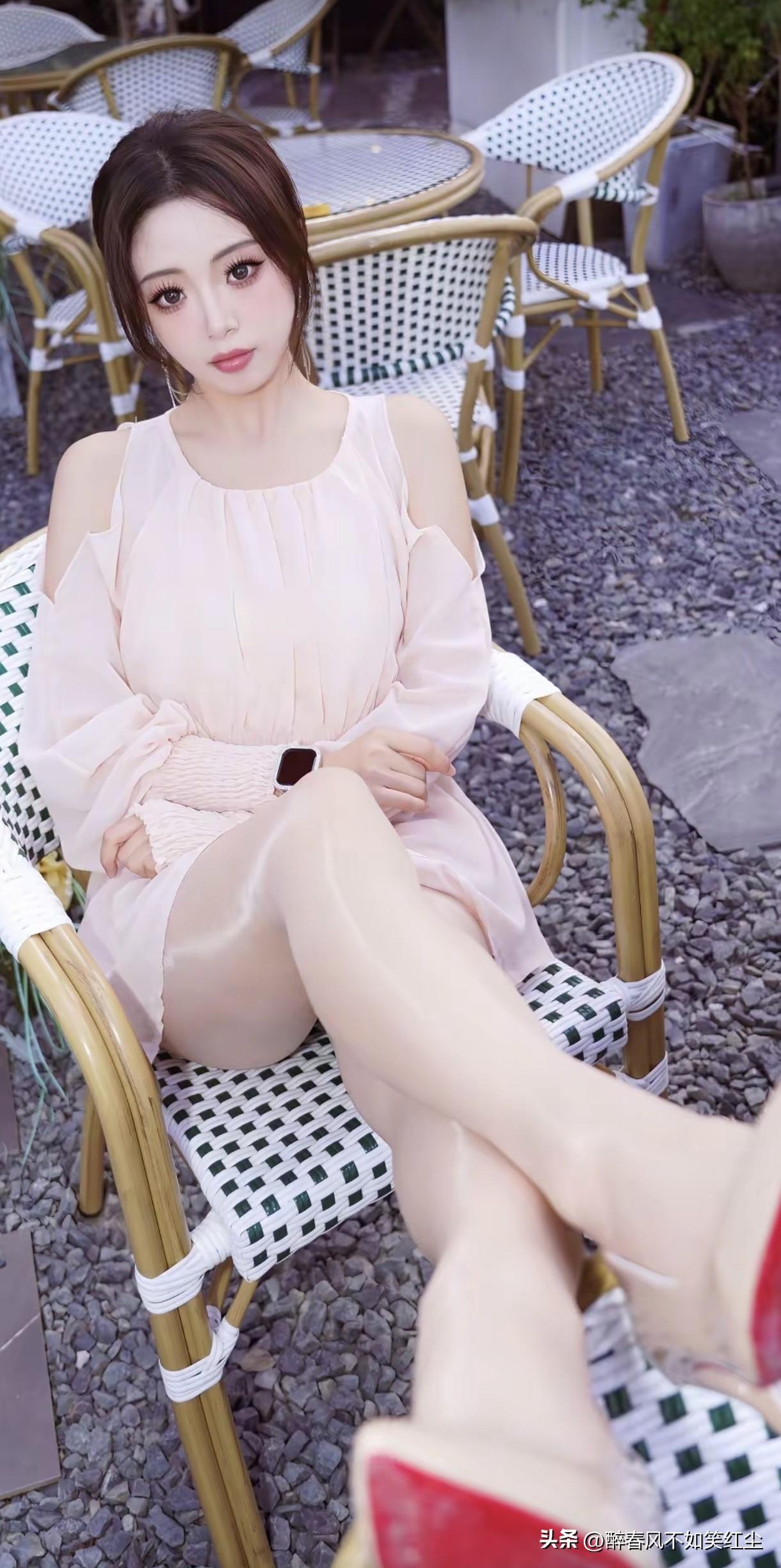 粉裙美人坐，绿椅映红妆。红榻佳人 粉裙花畔照 绿裙美人 绿裙美人自拍 黄裙花影
