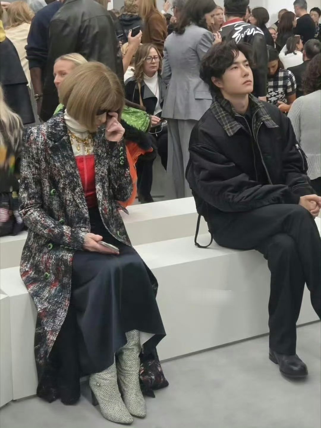 王一博安娜温图尔握手巴黎时装周LOEWE大秀现场，王一博作为品牌全球代言人落座秀