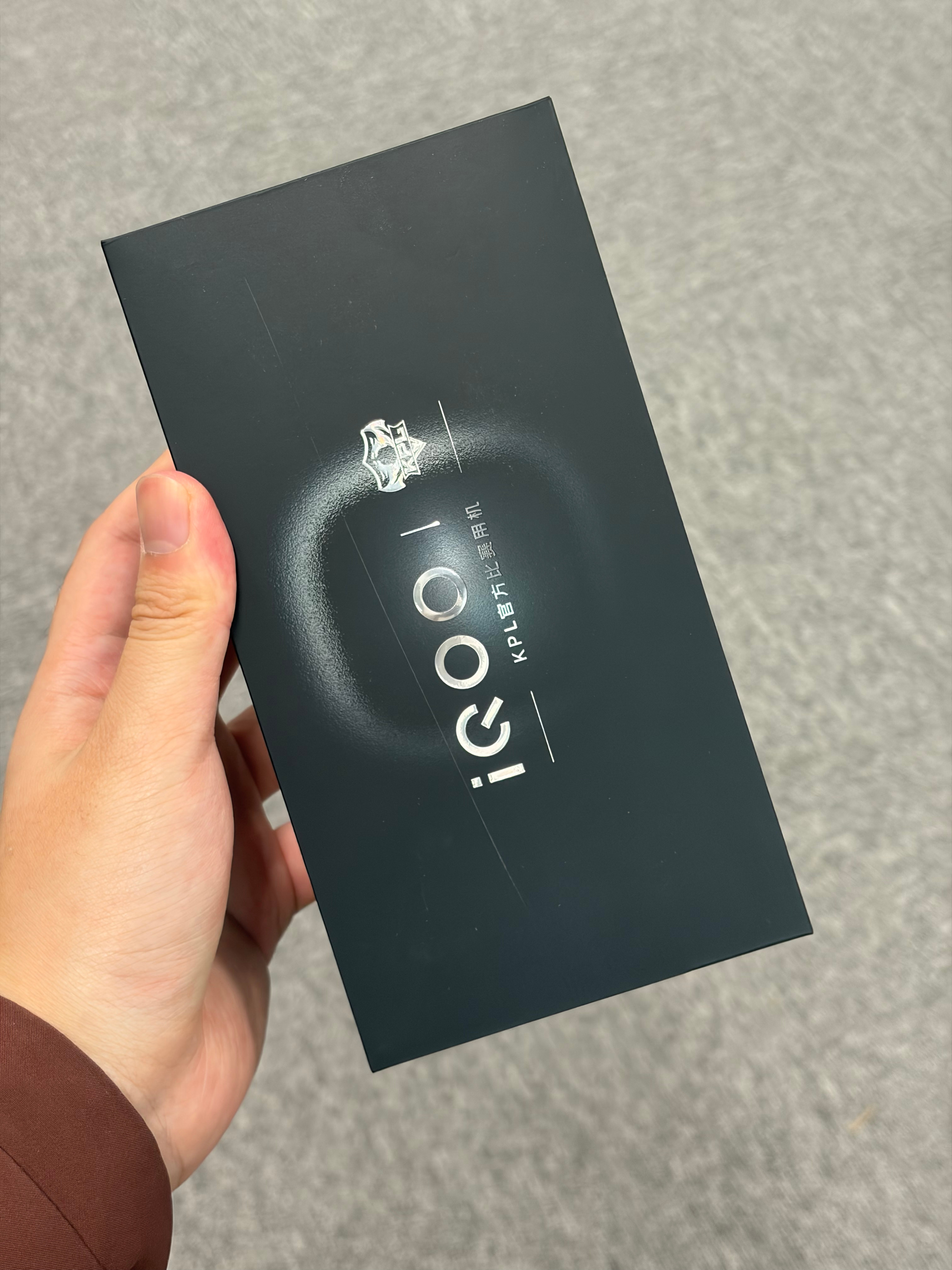 我的iQOO 15虽迟但到，凌云配色是真TM帅！新的专属游戏机已上线