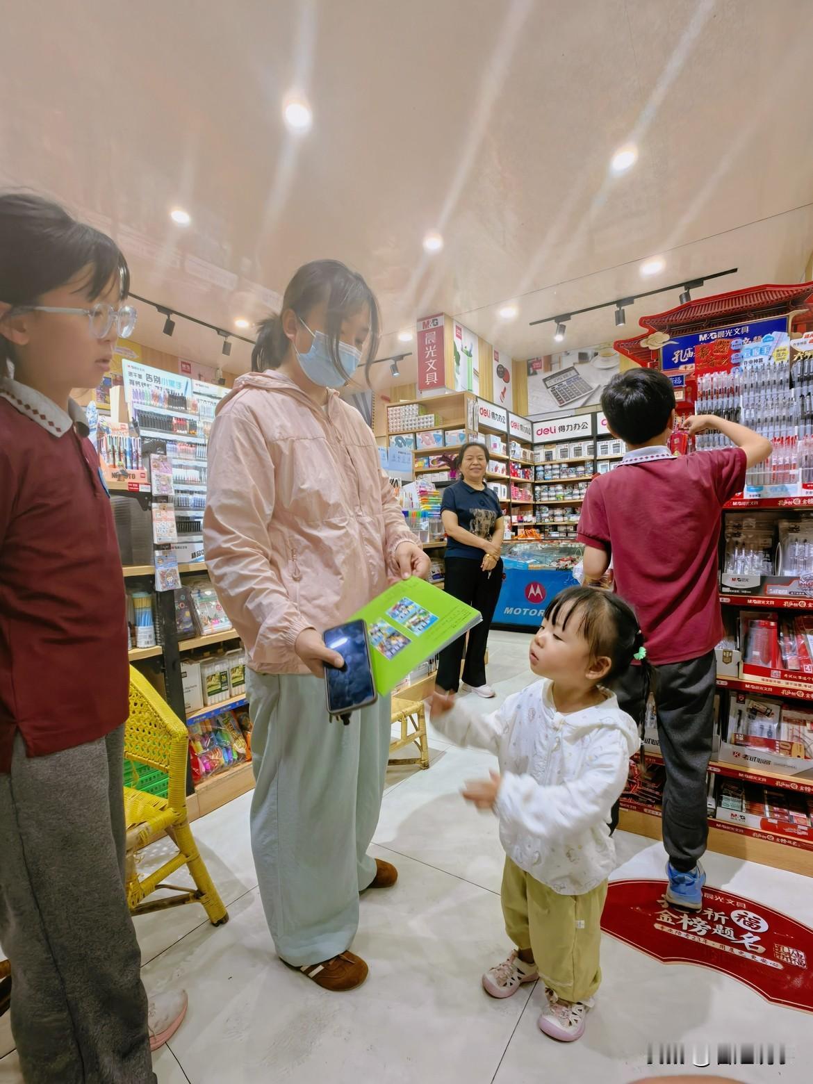 妈妈看起来还很年轻，
已经有三个孩子了，
两个女儿，
一个儿子。

大的9岁，