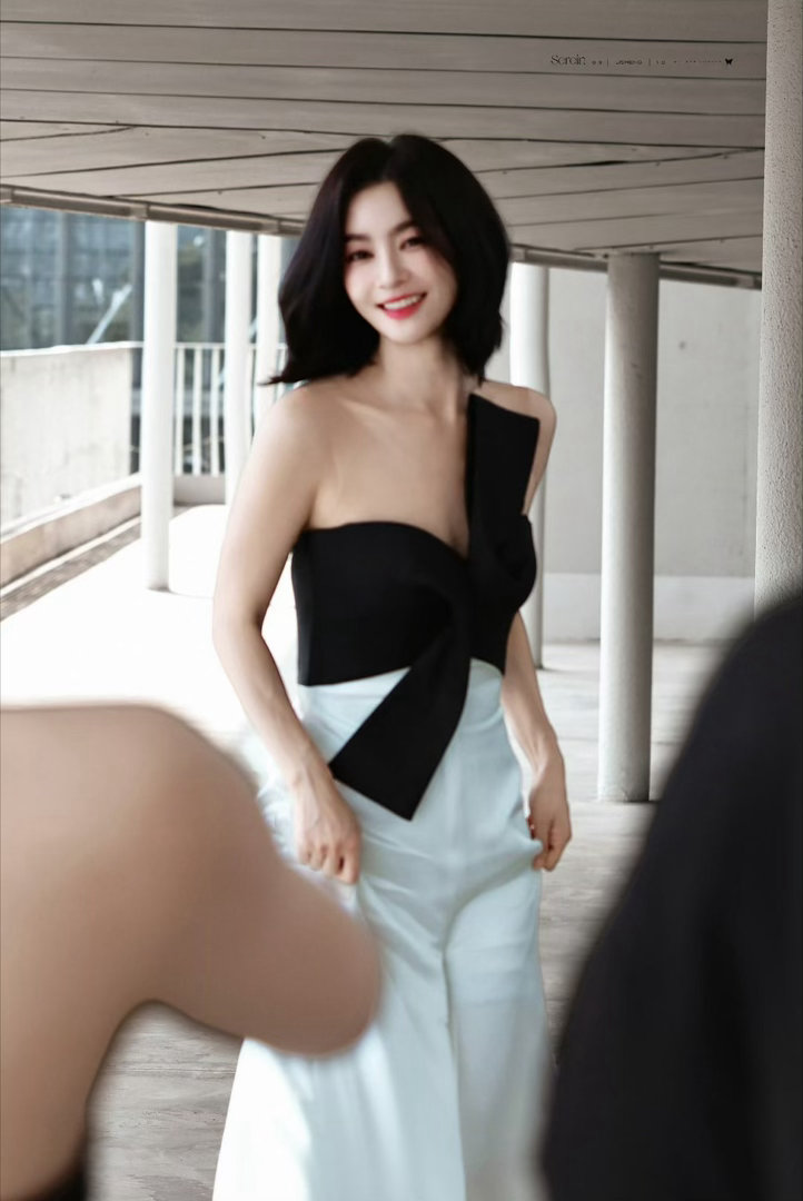 李晟高音太顶了 谁能想到平日里气质温婉的李晟，站上舞台开嗓瞬间气场全开。铺垫部分
