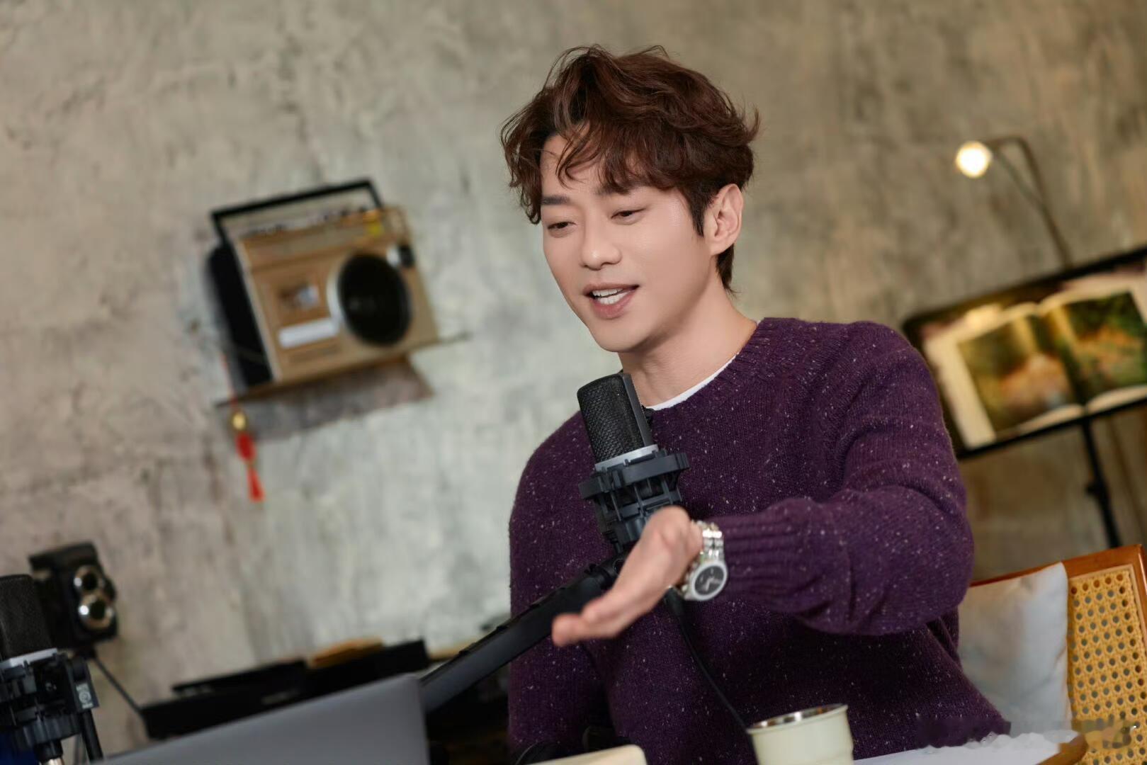 张栋梁 如果我不是何群张老师这是要转型做哲学家吗？ 天啊，何群这个名字，好久没听