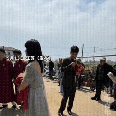 江苏接亲现场，新郎刚下婚车，直接被女方家门口的场面惊住，一群人拦门直言：拿不出 