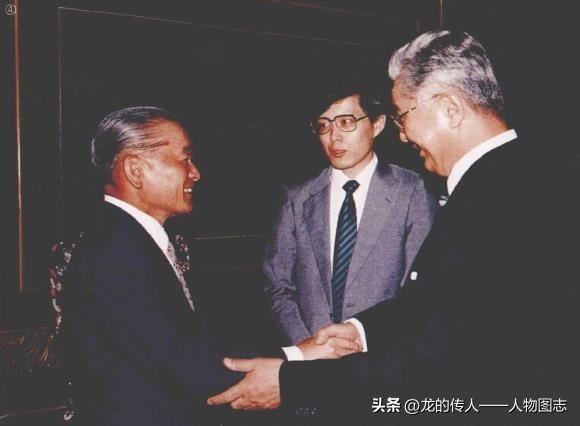 1988年8月25日，荣毅仁在北京与日本首相竹下登会。