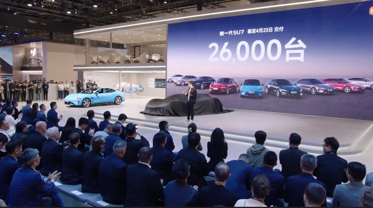 新一代SU7 发布一个月左右，目前已经交了 2.6 万辆了，浙赛也有新圈速纪录 
