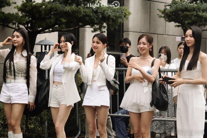 #曹璐音银上班路状态# FIESTAR要去音银打歌啦！等了六年终于等来她们~#F
