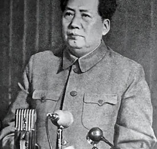 毛主席在一次游泳过后不慎患上重感冒，经介绍求助一位老中医，但那位中医却说：“必须