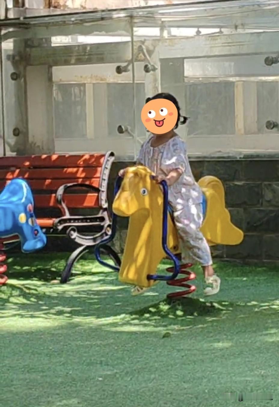 孙子打了疫苗反应咋这么大呢？
       孙女刚两岁半，前天儿媳妇领上去打了乙