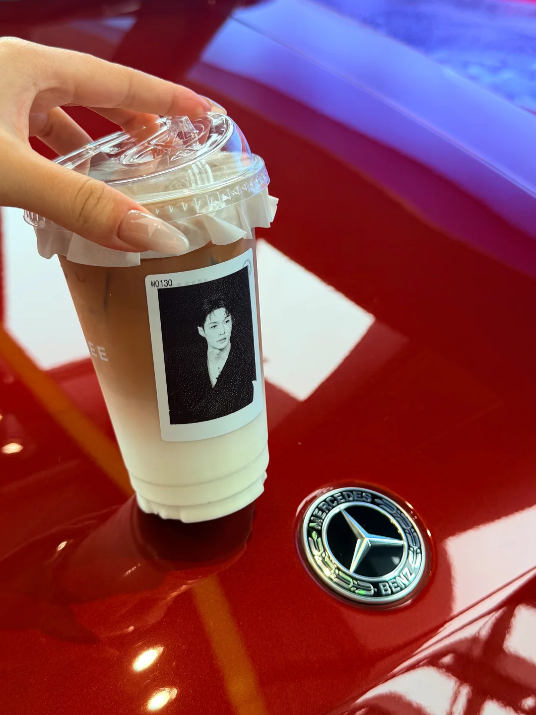 坐大G里，喝品牌大使【张艺兴】杯贴的奶茶