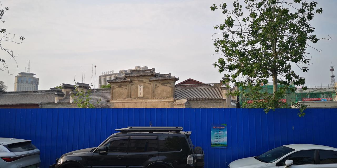 保定城里兴华路上，有一座徽式建筑群，特别显眼。那徽式建筑当然是在安徽，为什么出现