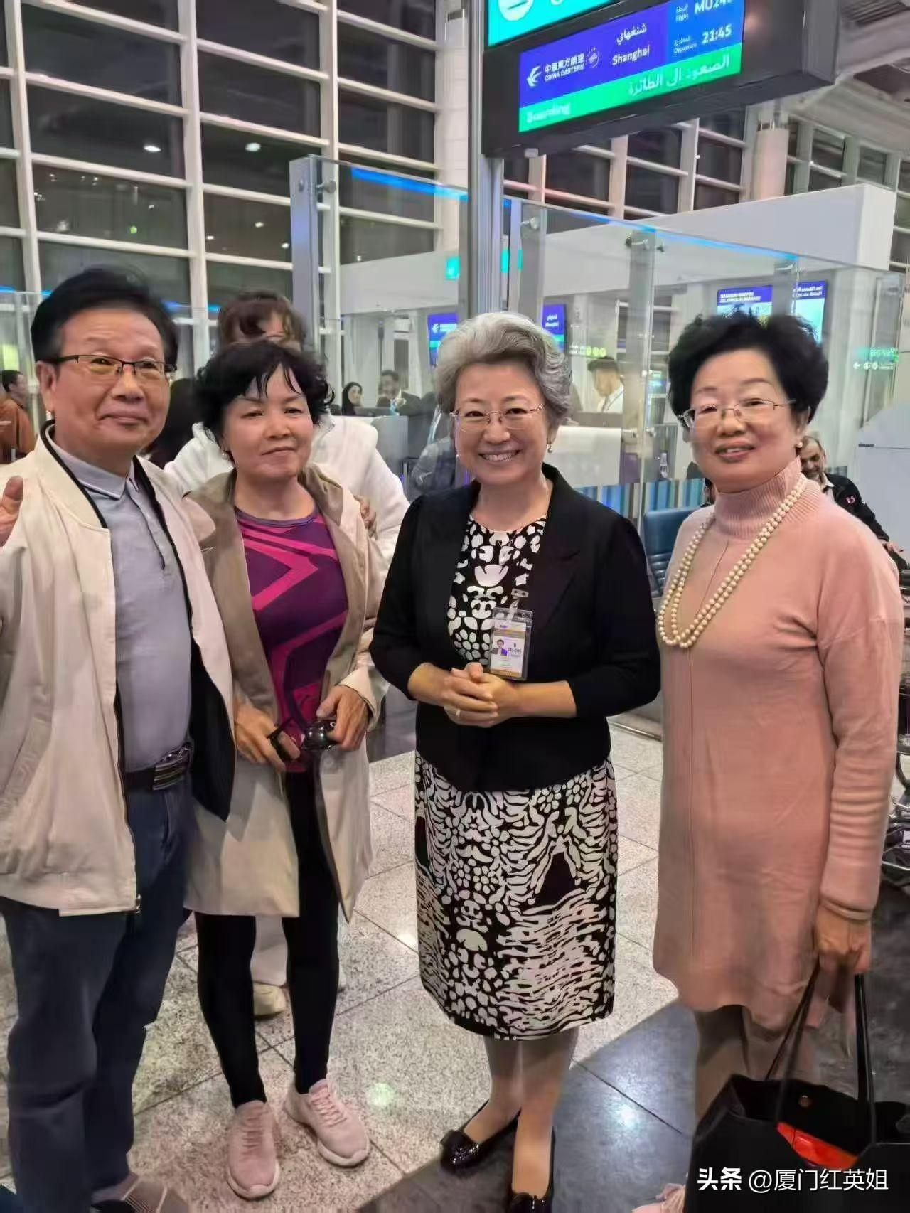 身后有祖国
心中有力量
厦门一滞留迪拜旅游团回程值机时
中国驻迪拜使馆的欧渤芊大