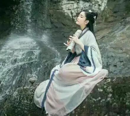上联：相思暗许念君梦；
下联：？？？