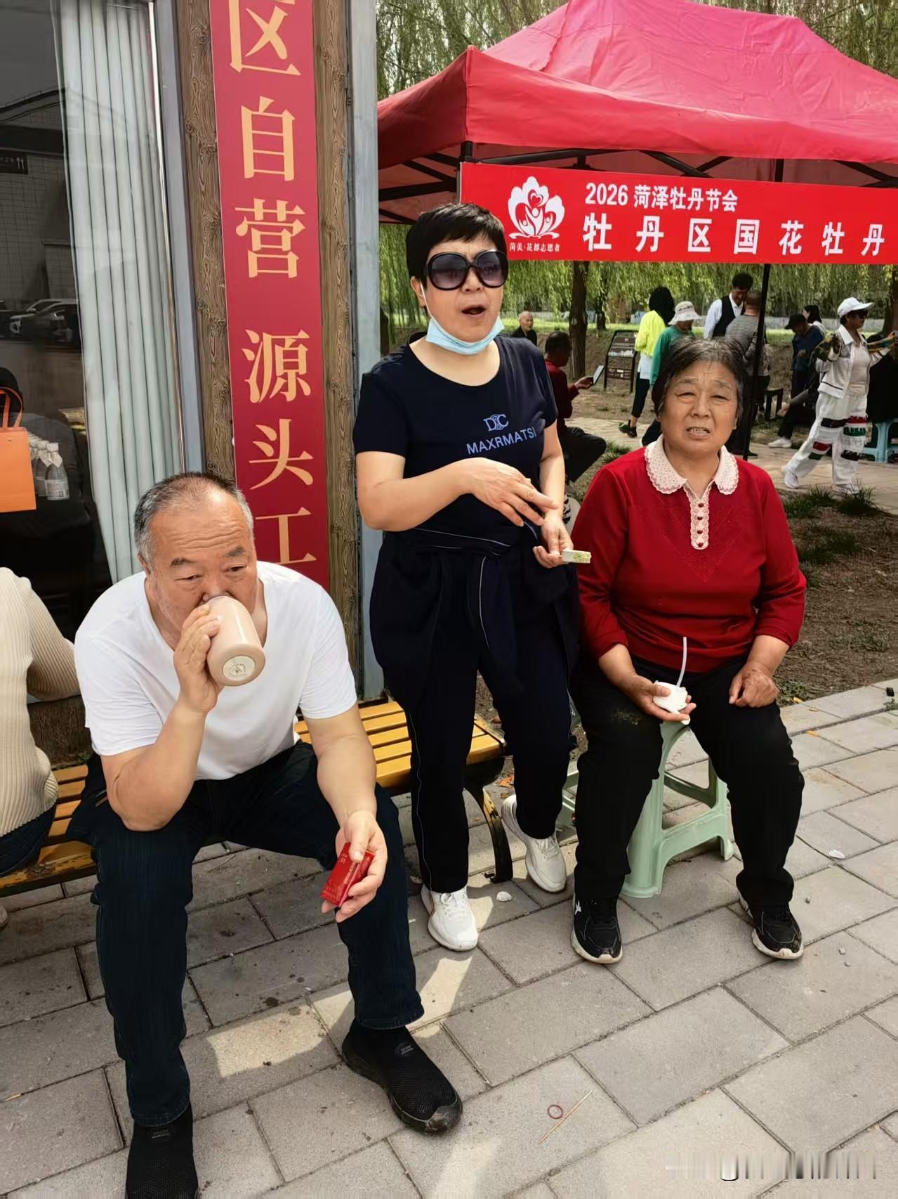 刚才去了本贵发店理发，在门口碰见老同事问我：怎么跑这儿理发？这儿贱吗？
应该说这