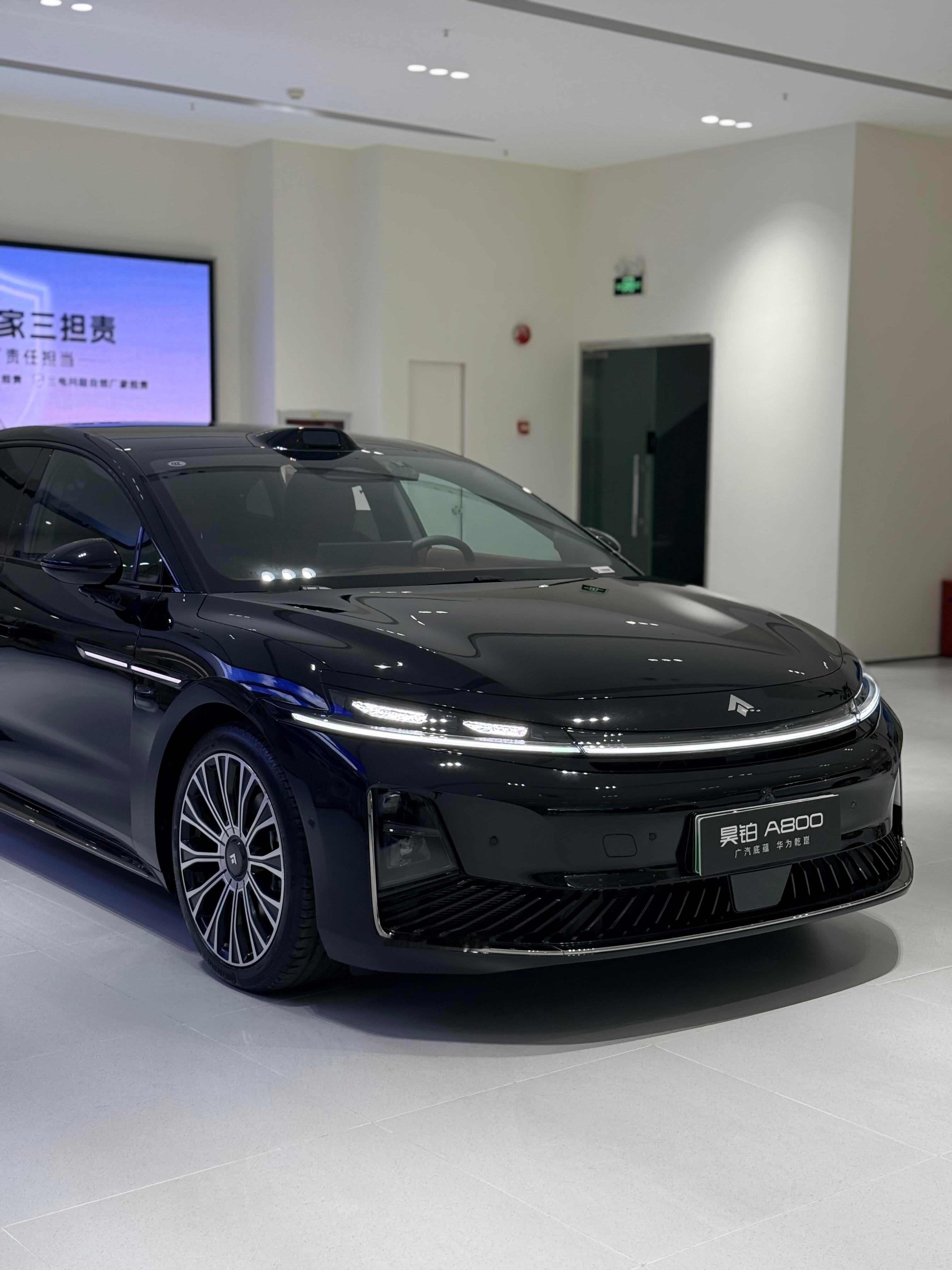 全球首款搭载华为896线激光雷达的量产车，感知能力超强，智驾系统在复杂路况下更稳