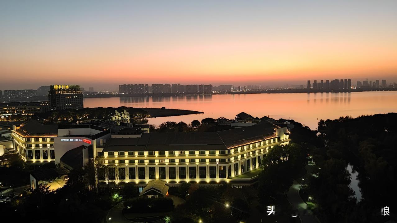 谁懂啊！站在窗边一抬头，直接被这景色戳中了！
 
天边从浅粉到橙红，像被打翻的颜