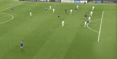 难怪申花联赛夺不了冠！
最差之人早已在阵中！
皮球像抹了油一样从他怀中滑脱，