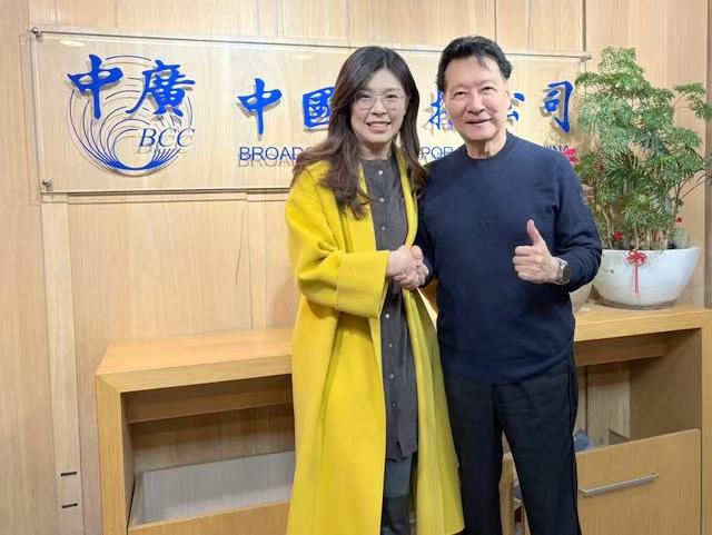 赵少康骂人够狠！

一妇当关，万夫莫敌
这是赵少康对郑丽文说他“难沟通”的回应