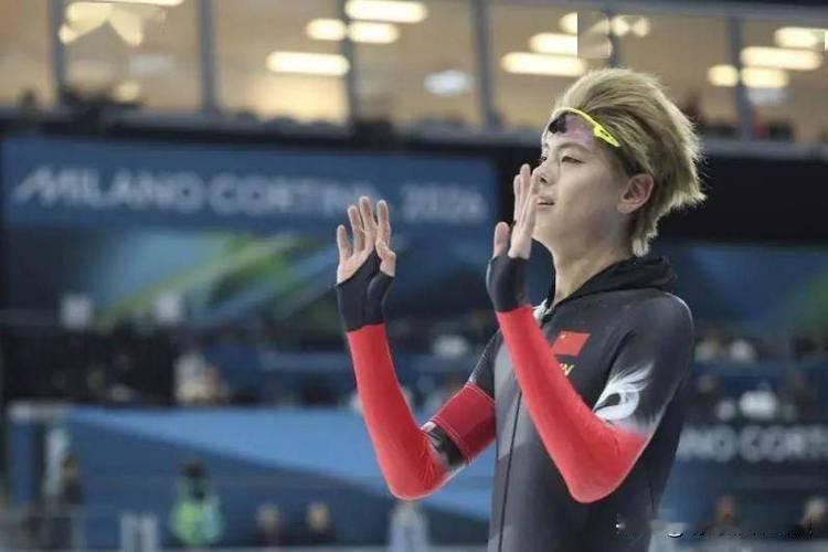 当地时间2月8日，米兰冬奥会速度滑冰男子5000米比赛结束后，来自我国吉林白城的