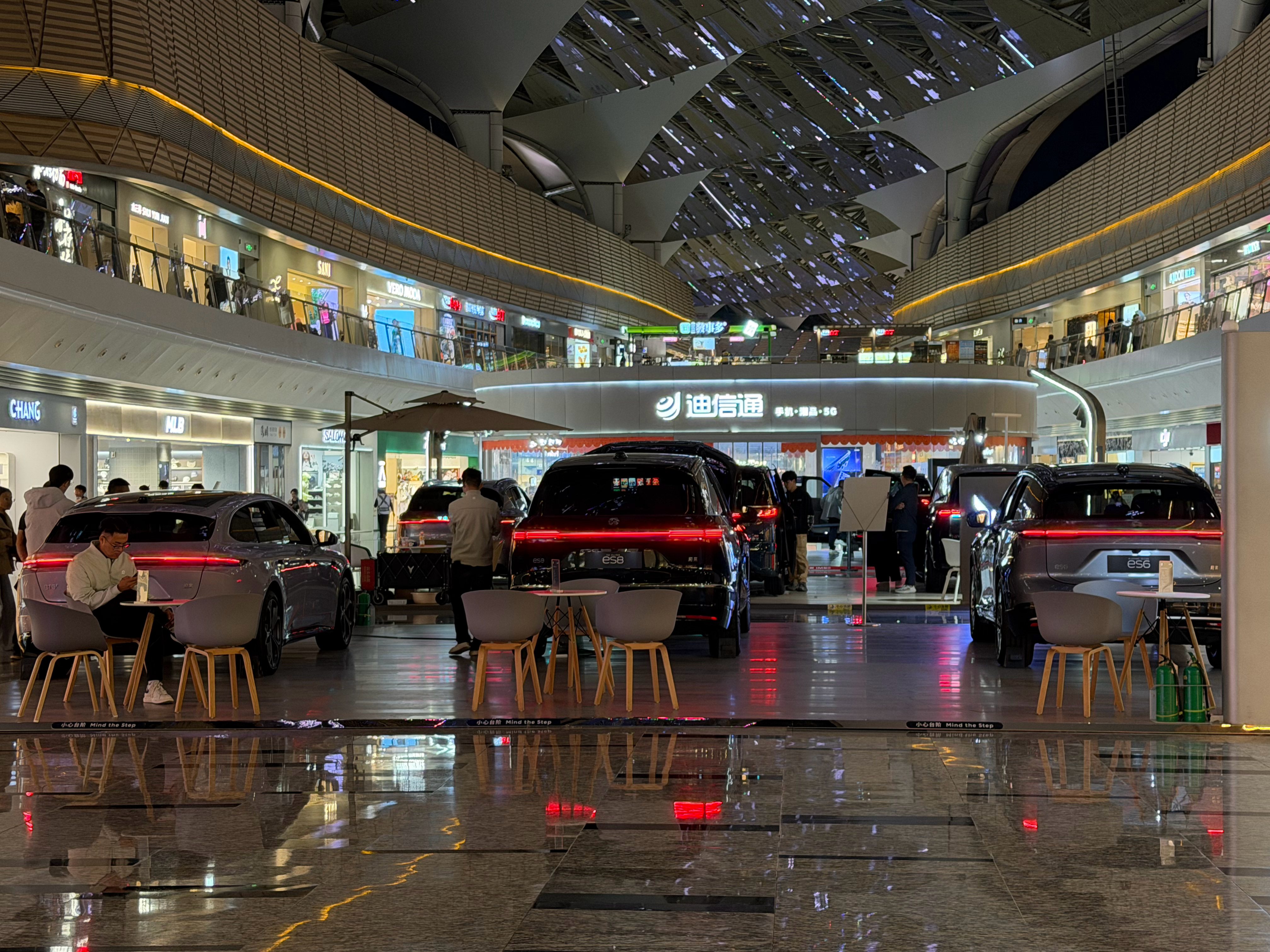 看尾灯猜车系列，正在找地方落脚直播