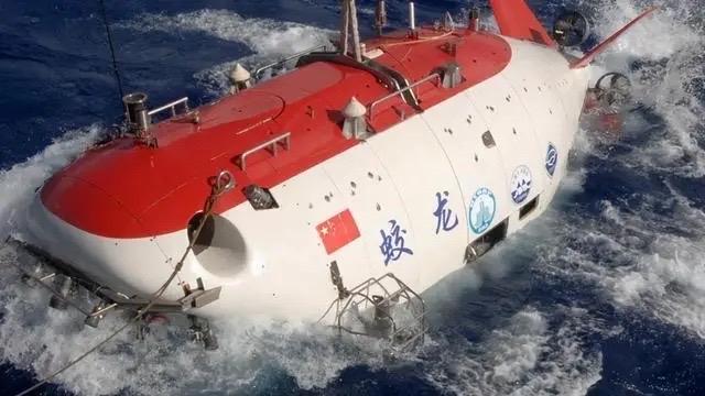 中国第15次北极科考圆满完成，蛟龙号首次在北极冰区深潜成功。美国急调破冰船跟踪，