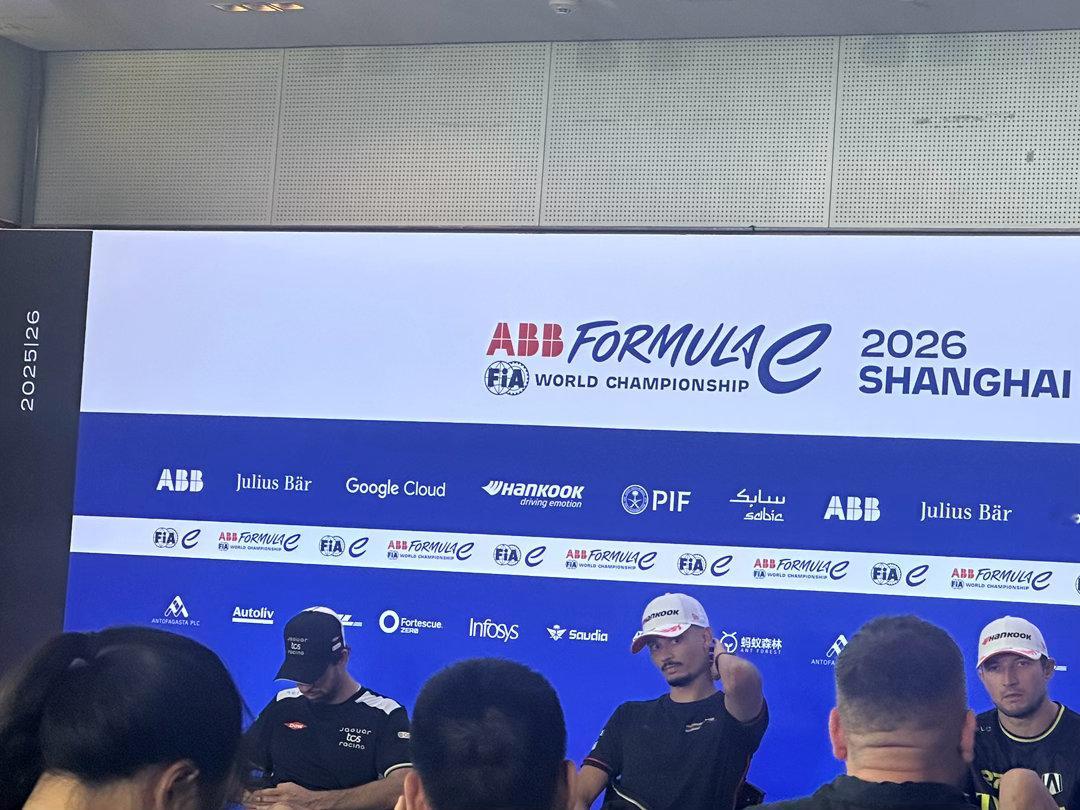FormulaE2026fe电动方程式上海站 达科斯塔和丹尼斯有说有笑，维尔莱茵