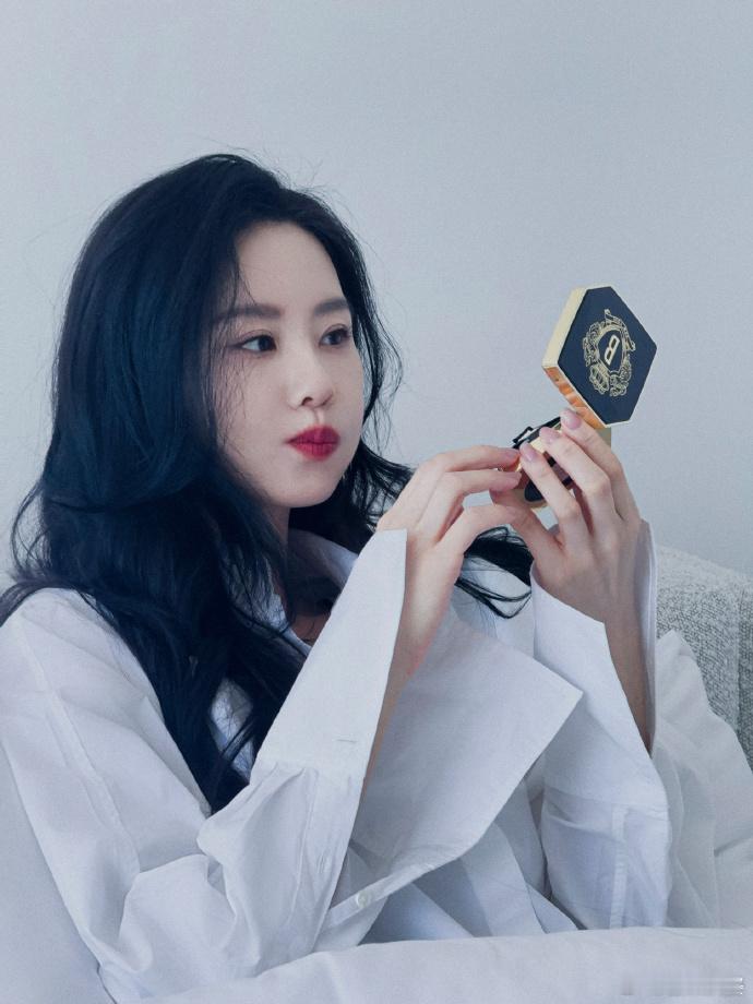 #刘诗诗裸色红唇妆#刘诗诗的卷发红唇妆，是时尚与美丽的完美结合。它展现了她的个性