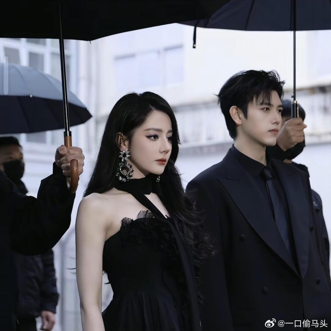 迪丽热巴黑道千金味谁还没看《白日提灯》小剧场！迪丽热巴黑道千金造型太顶了，冷艳气