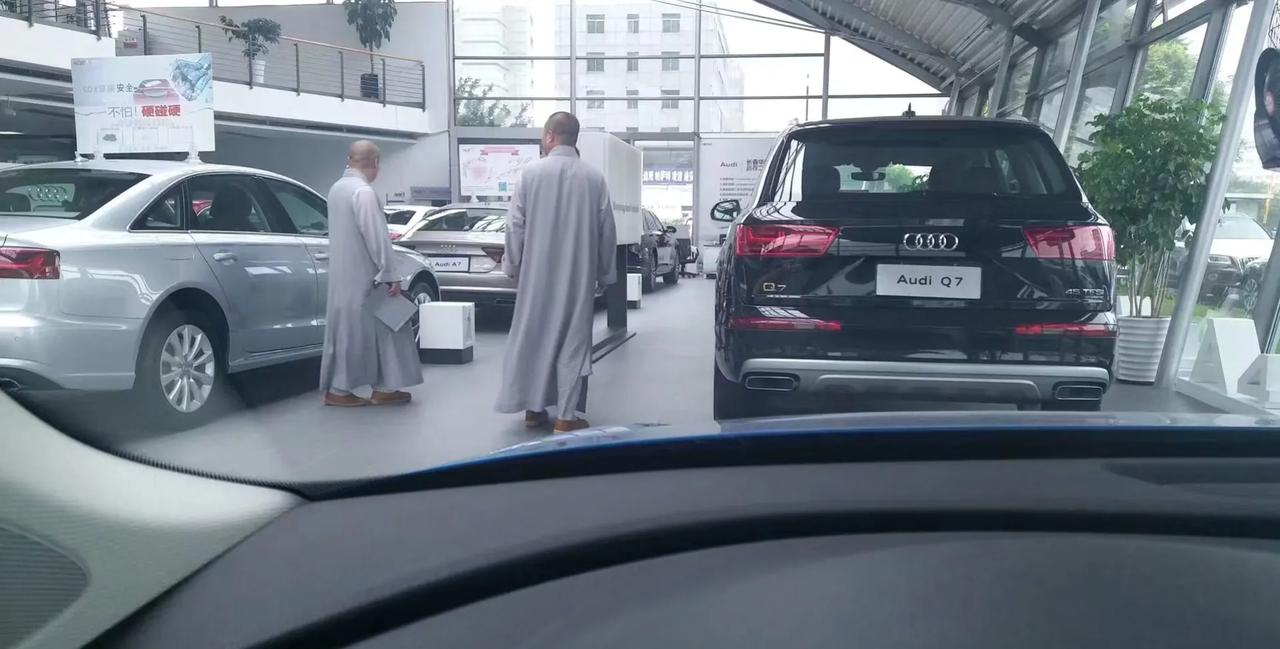 和尚现在真是个让人羡慕的职业，出入五星级，买豪车，背名包...
虽然现在的和尚都