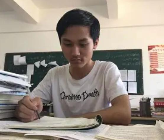 “崩溃了！”“砰”的一声，客厅电视屏幕应声碎裂。他攥着发抖的手，死死盯着茶几上不