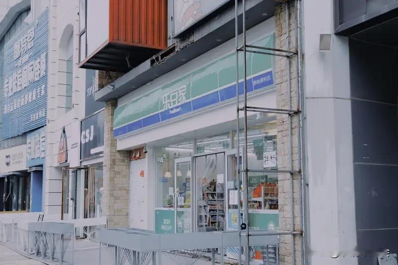 父母买商铺给儿子是否交税得分情况。要是通过赠与的方式，依据《中华人民共和国契税法