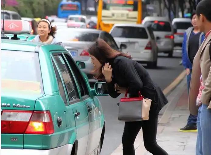 其实现在大家宁愿在路边冻10分钟等网约车，也不肯伸手拦路过的空出租车，根本不是网