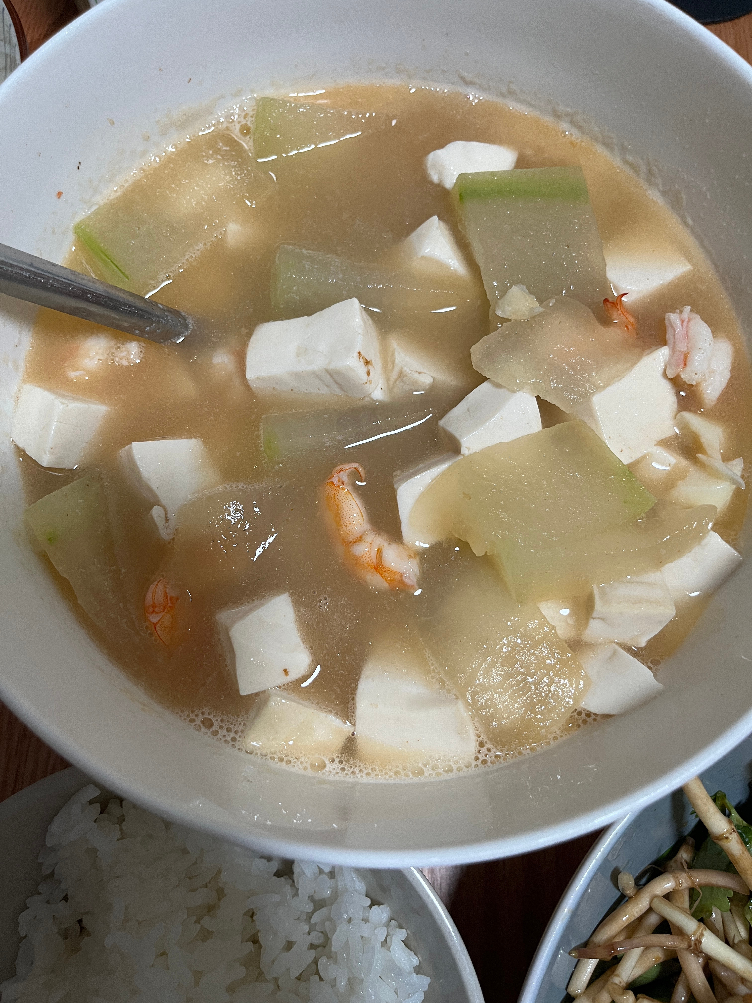 昨天中饭：杂粮饭，炒口蘑。晚饭：凉拌鱼腥草，虾仁冬瓜豆腐汤，猪油渣芋头烧口蘑青菜