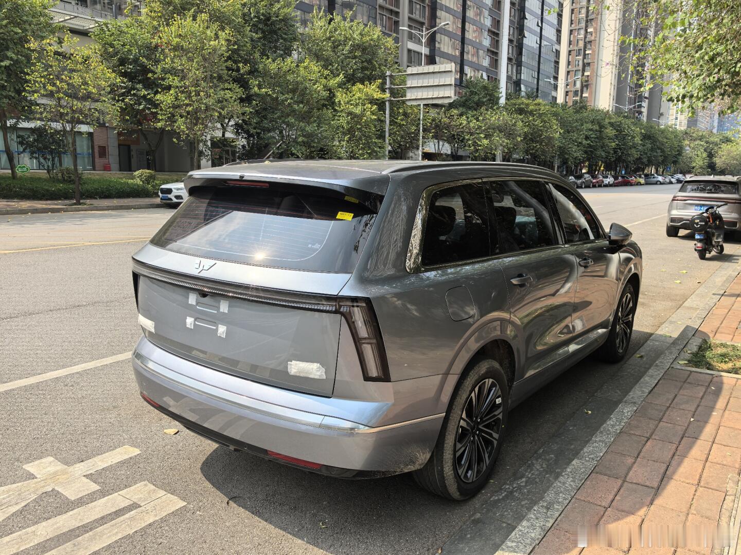 五菱星光L？车子看着挺大的啊，就是这个尾灯有点似曾相识，不过确实是星光原创设计。