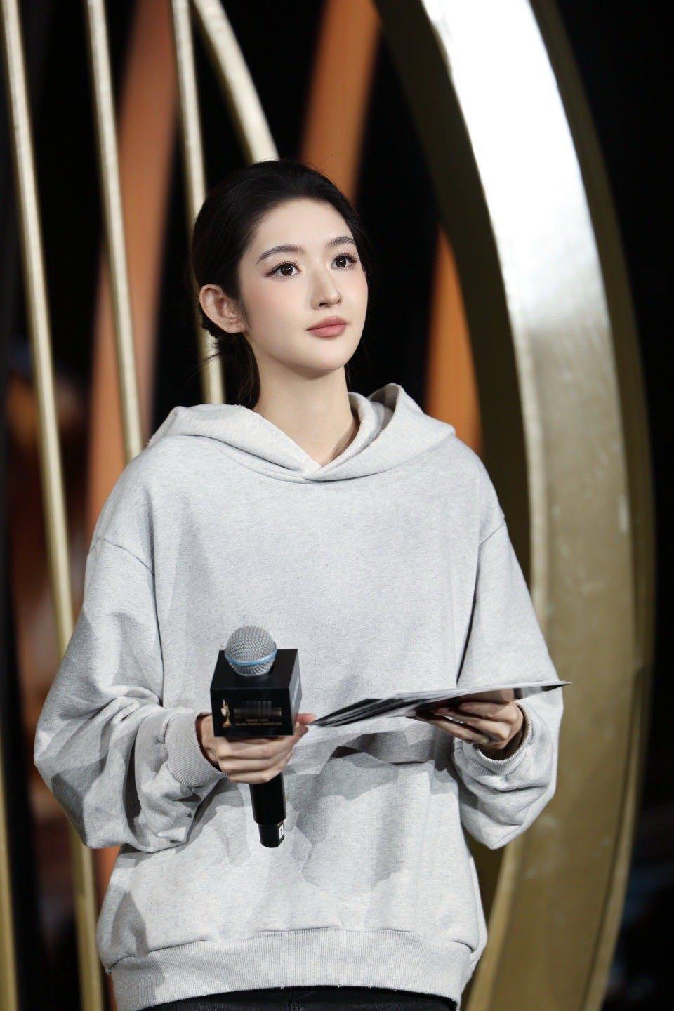 王玉雯女神扑面而来的仙气今天的金鹅内场主持是王玉雯！！好大气沉稳一张脸，期待王姐