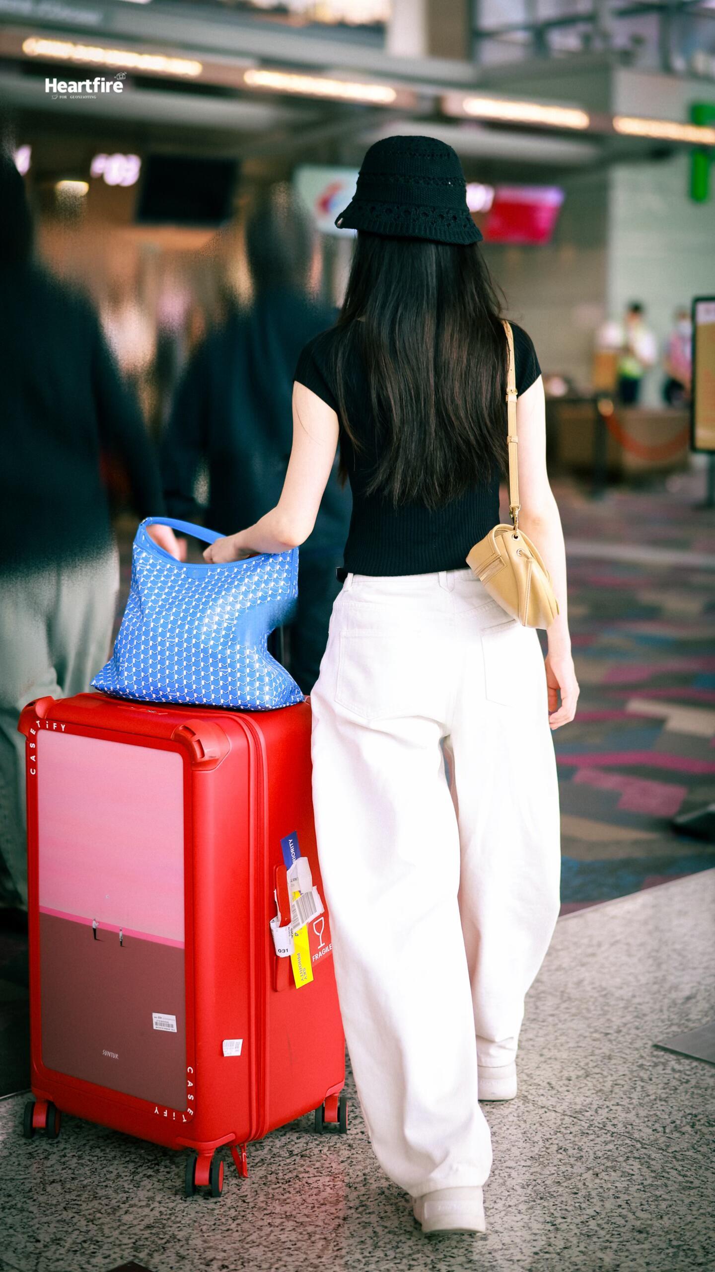 郭晓婷化身空姐接待萌宠乘客郭晓婷出发参加Vogue 说实话，对明星出发去活动的路