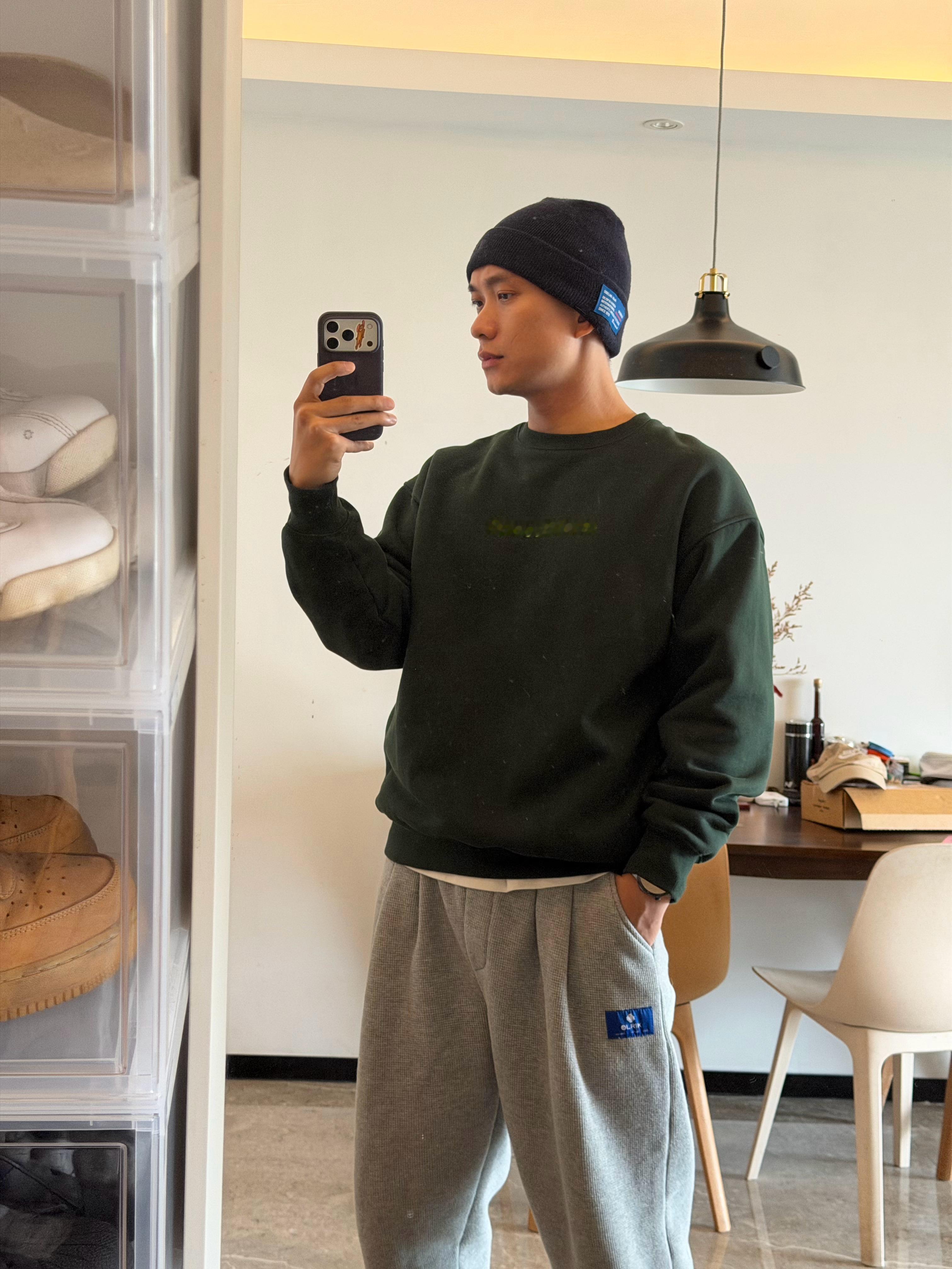 不少朋友跑来私信我，这件加绒圆领为什么下架了，我今天回去跟周边组商量一下