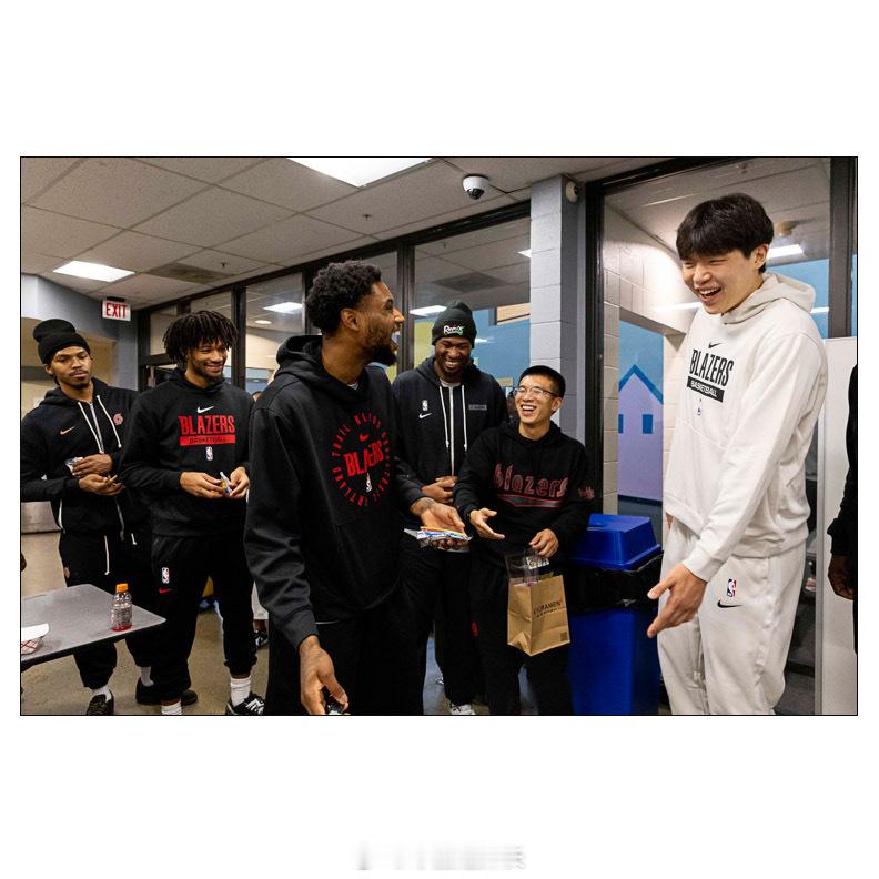 积极融入，杨瀚森 与球队一起参加社区活动👇北京时间10.23上午10点，是球队