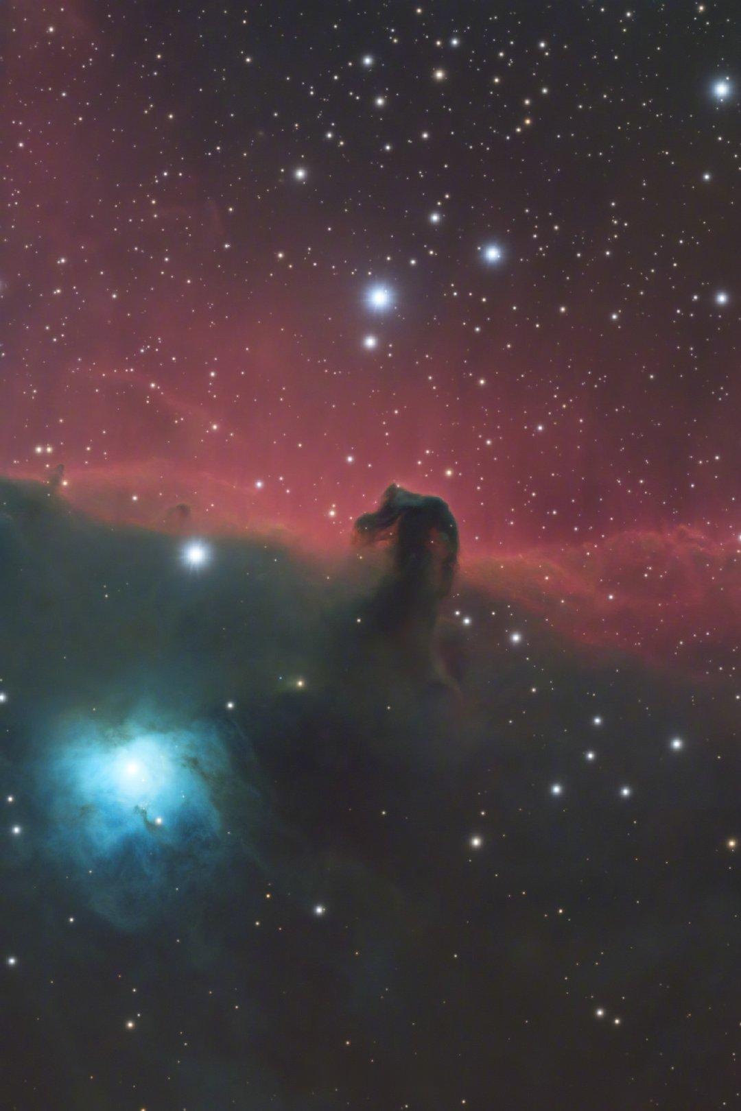 璀璨的参宿一旁，深红色的电离氢发射星云 IC 434 如同宇宙中铺展的红绸，而那