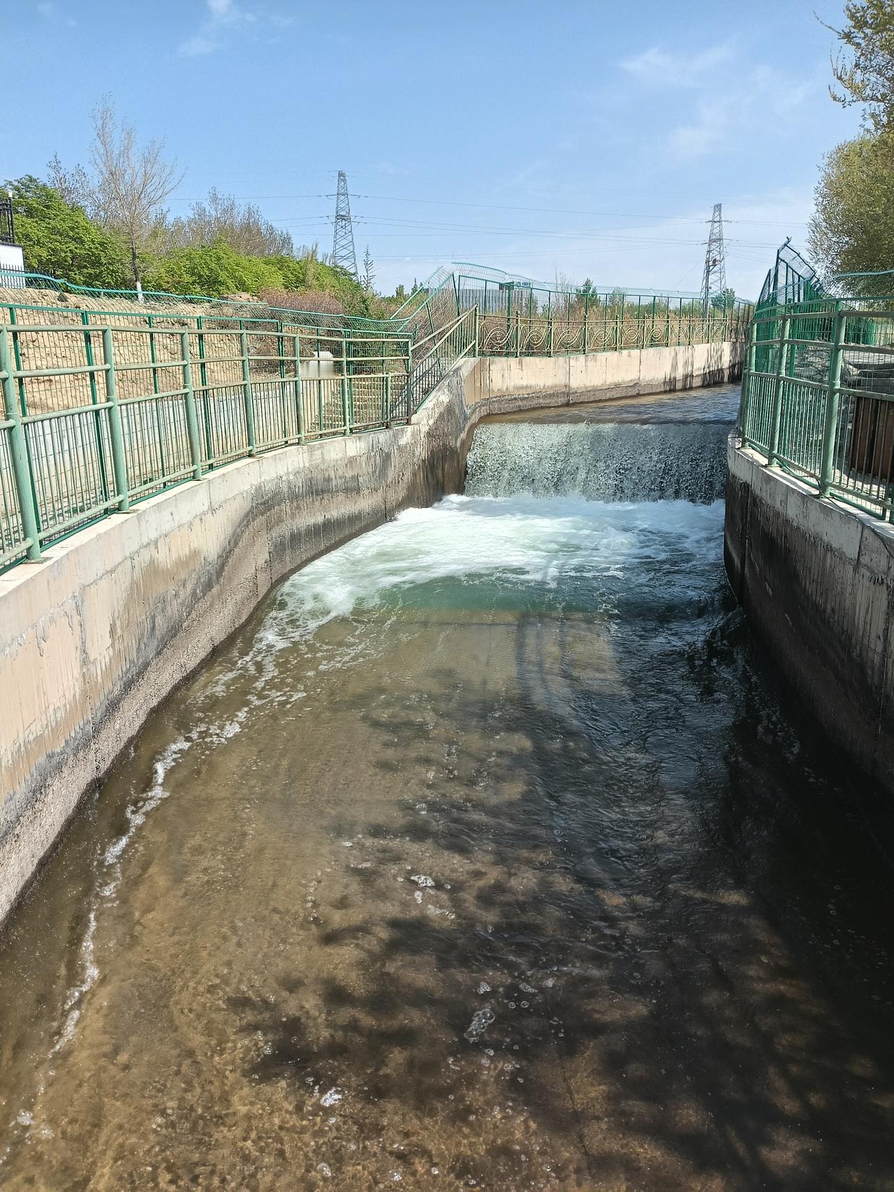 曾经在那里艰苦过
这座城市曾经我在那里艰苦过
28年我们曾经的岁月如歌悠悠
当年