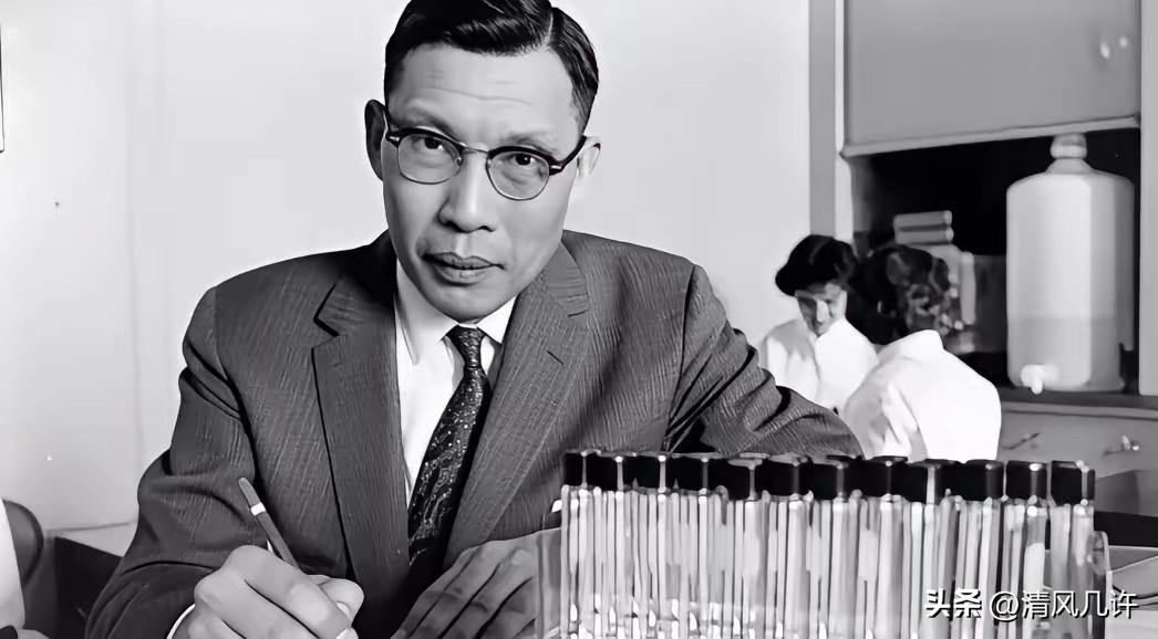 1950年春，北大一位教授悄悄把家里米缸加满了米，装出一副还要回来的样子。然后留