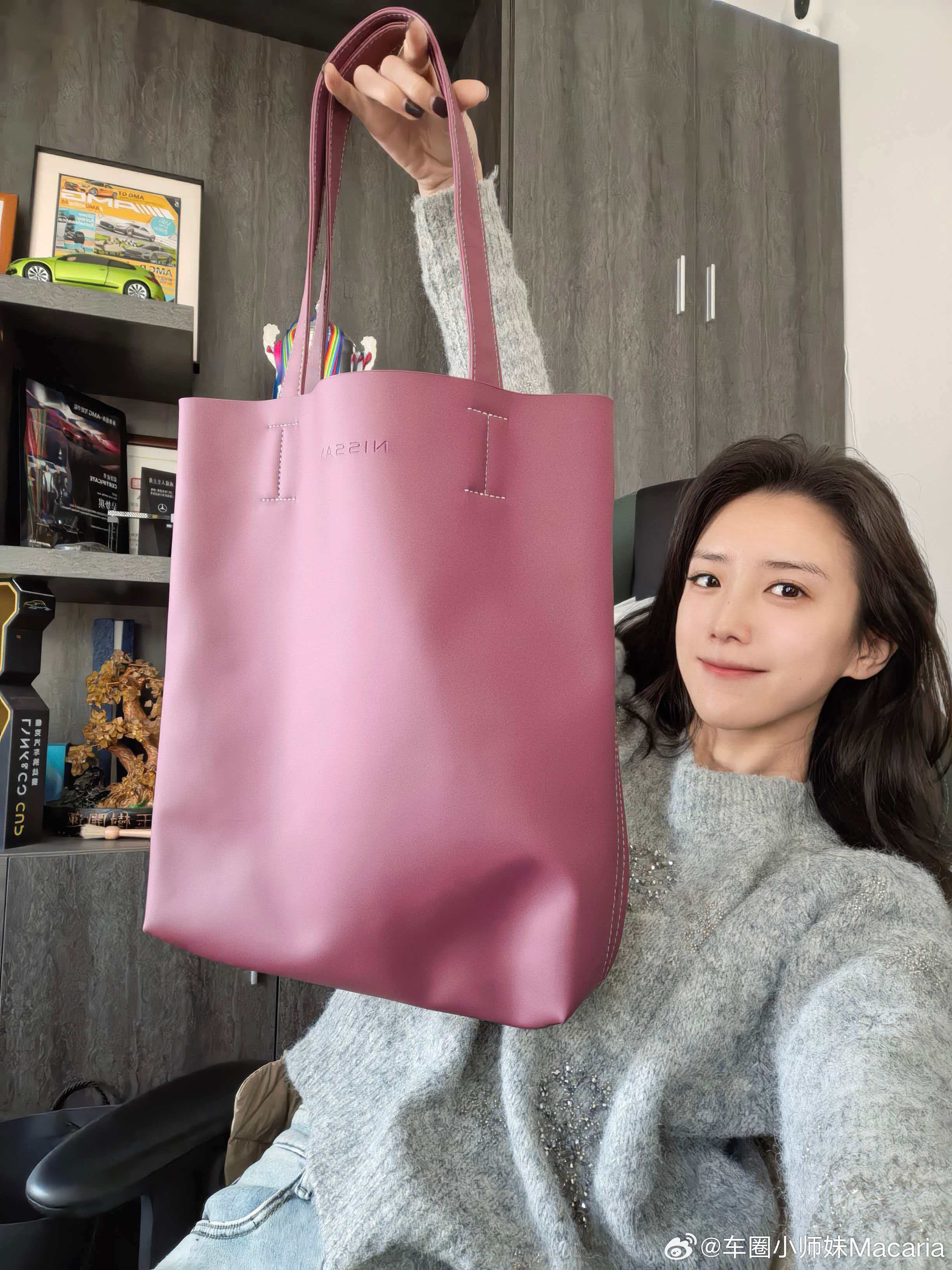 收到东风日产N6的高定限量鸿运托特包啦，是跟新内饰同款的“大紫大红”配色，又好看