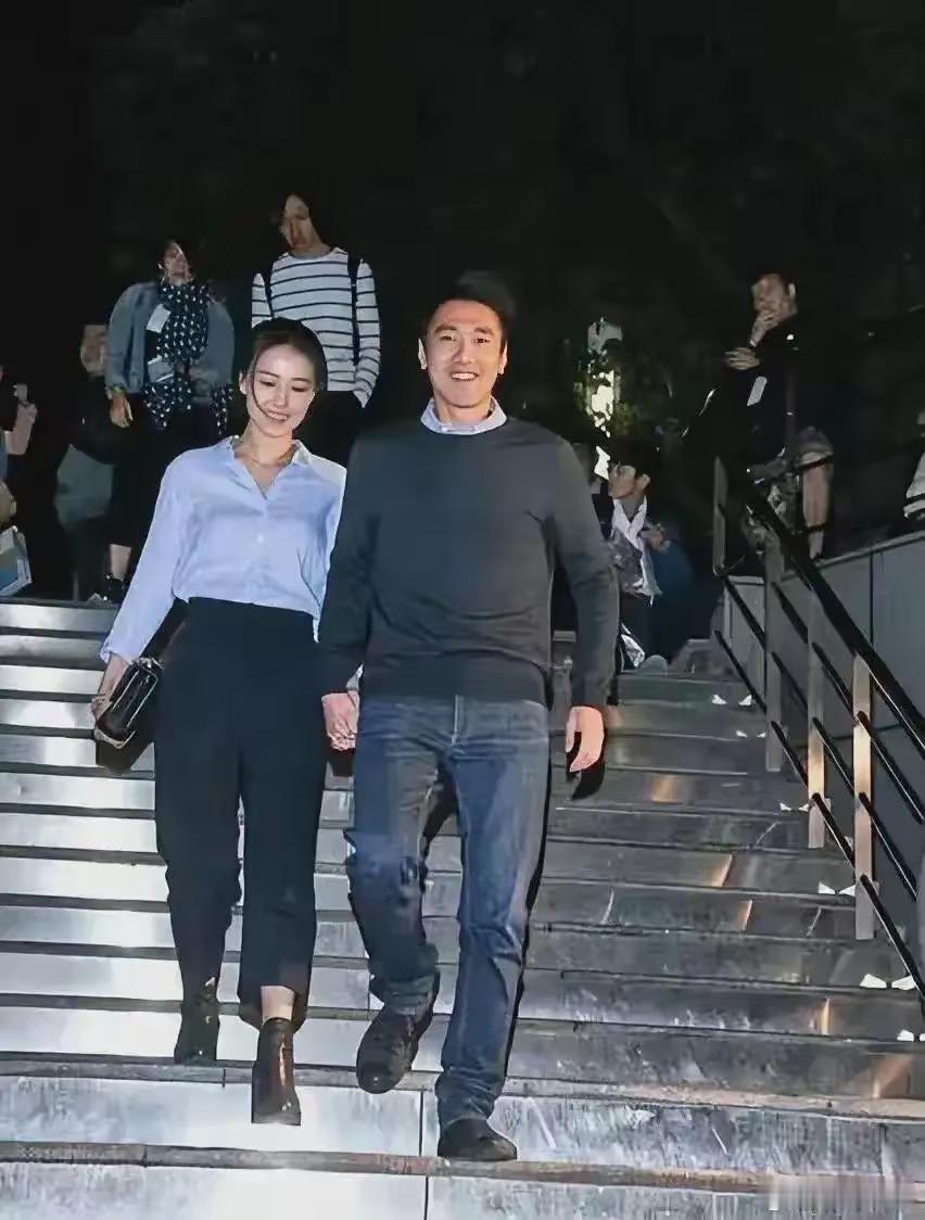 高圆圆和赵又廷真的非常恩爱，出门都是手拉手 
